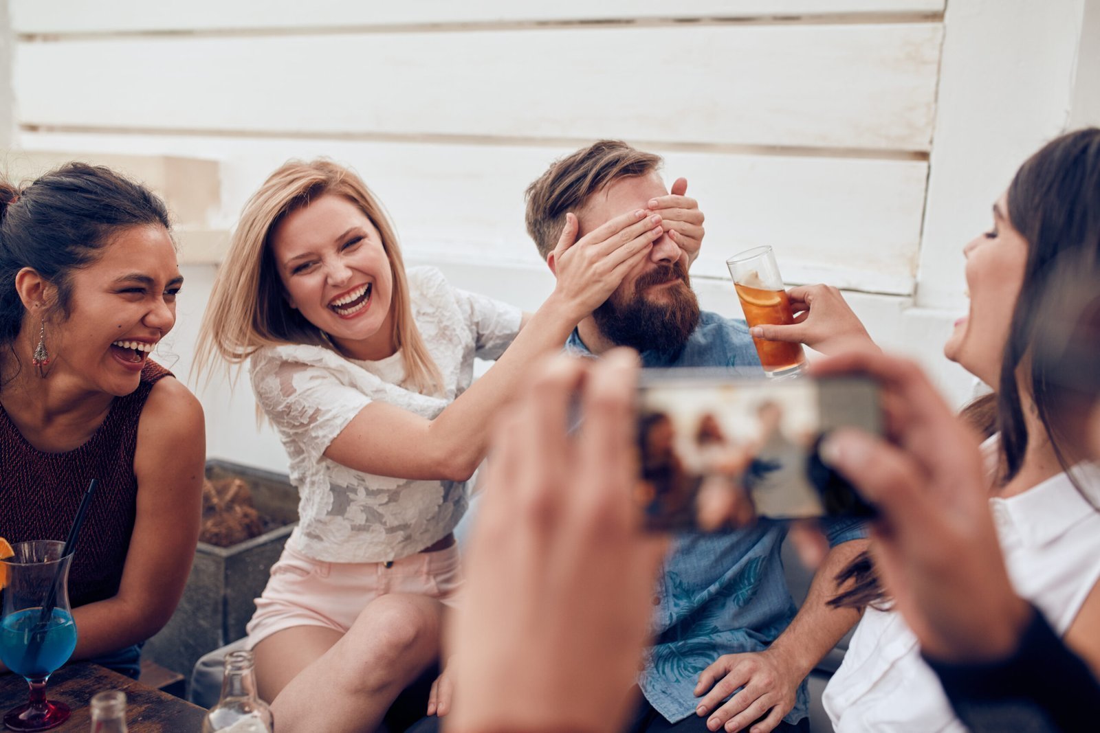 Samen proosten tijdens een gezellig feest